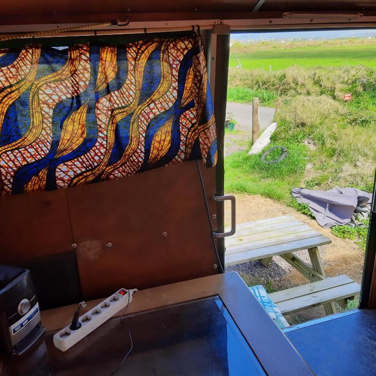 un letto sul retro di un camper con una coperta di Ballincolla Base Camp a Ballinrolla