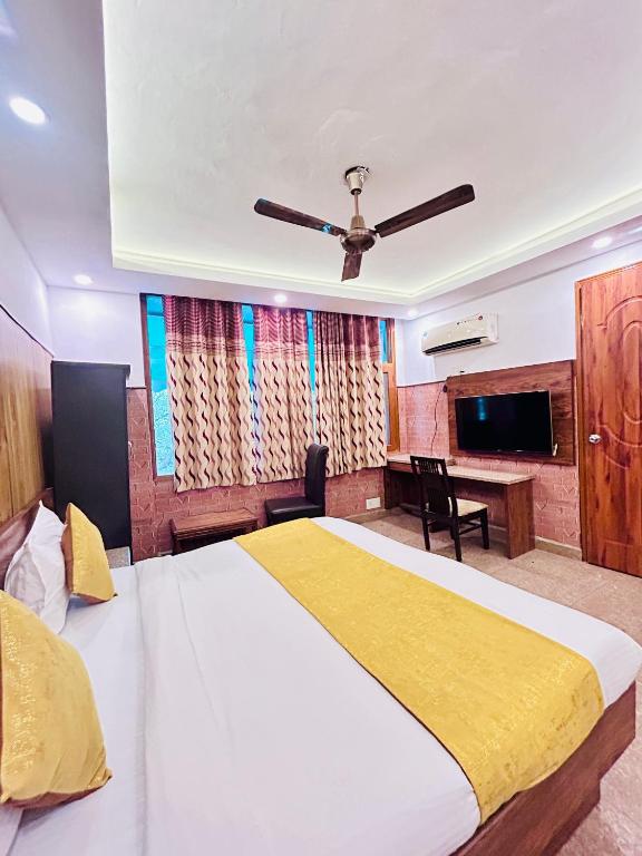 Postel nebo postele na pokoji v ubytování Hotel Samrat R Unit By Satwa Home Stay 10 Mints Walking Distance Nizamuddin Railway Station