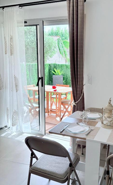 un salon avec une table et une chaise dans l'établissement Appartement climatisé avec jardin 4 personnes, au Plan-de-la-Tour