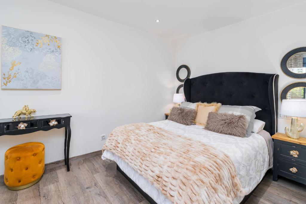 Łóżko lub łóżka w pokoju w obiekcie Norte de Santillana Villas - Apartamentos