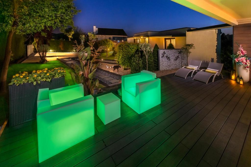 ogród z zielonymi światłami na tarasie nocą w obiekcie Norte de Santillana Villas - Apartamentos w mieście Santillana del Mar