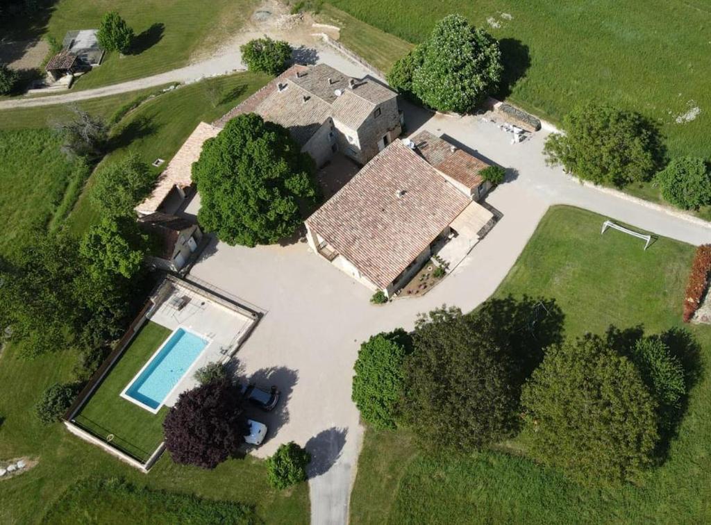une vue aérienne d'une maison avec piscine dans l'établissement Maison de vacances, à Ongles