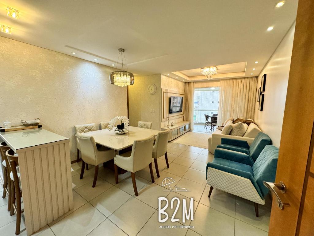 comedor y sala de estar con mesa y sofá en Requinte e sofisticação a beira-mar, Beto Carrero, en Penha