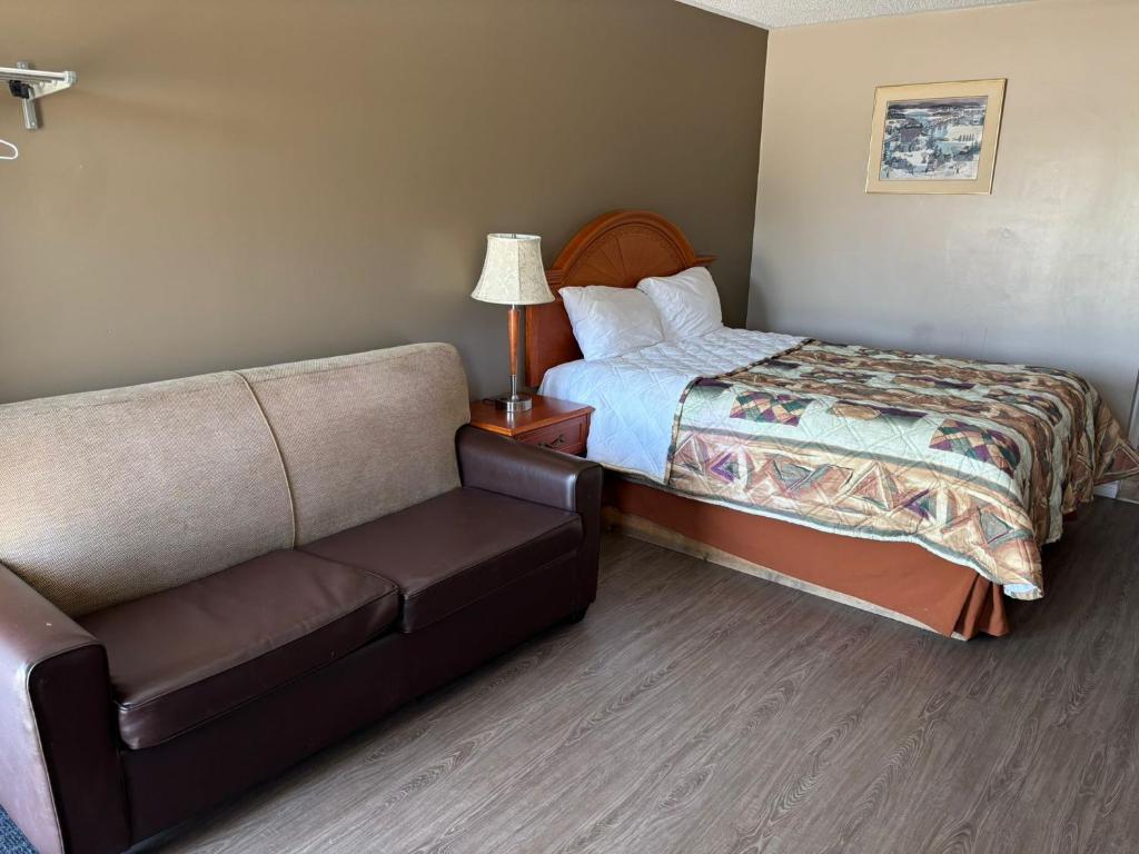 Postel nebo postele na pokoji v ubytování Seven Oakes Motel
