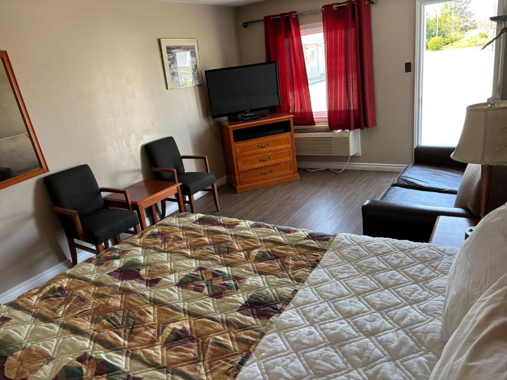 TV a/nebo společenská místnost v ubytování Seven Oakes Motel