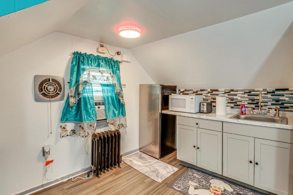 11 Mi to Manhattan Pet-Friendly Duplex with Yard!的厨房或小厨房