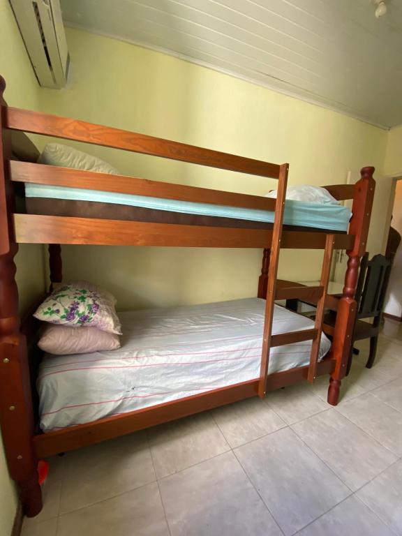 サルバドールにあるCasa Colonialの部屋に二段ベッドがいくつかある