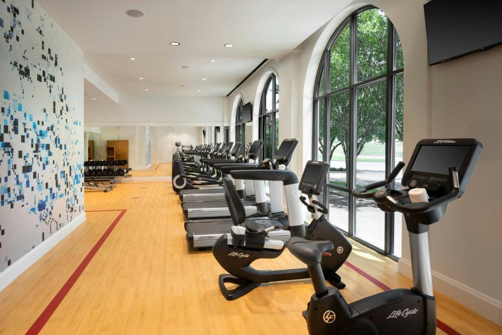 Fitness centrum a/nebo fitness zařízení v ubytování Sheraton Hotel Stonebriar