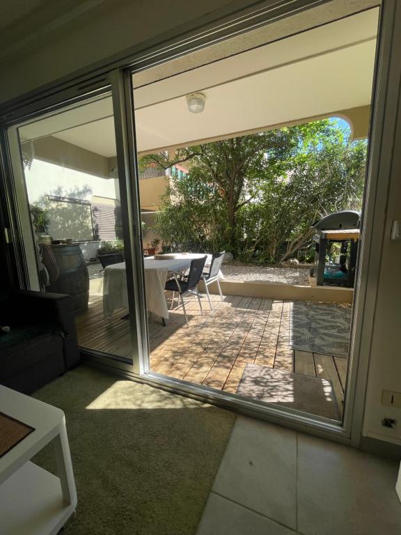 Patio alebo iná vonkajšia časť ubytovania Studio Le Cap Taillât