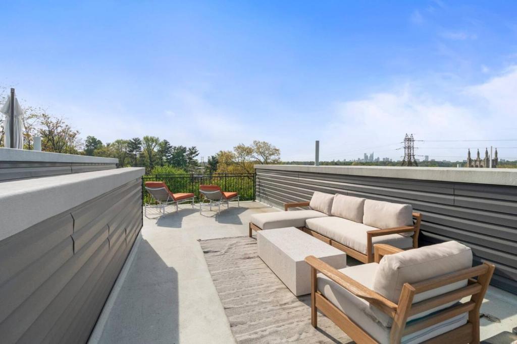 Χώρος καθιστικού στο East Falls GEM - Deck, Parking