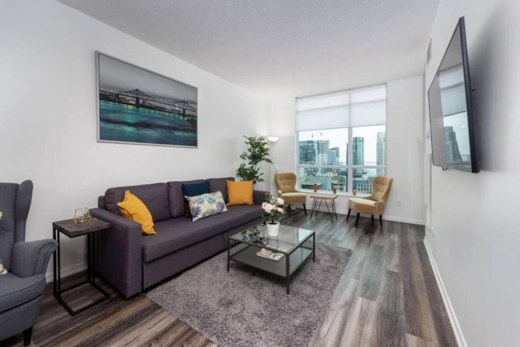 Χώρος καθιστικού στο Chic 1BR Condo Lake and City Views plus Free Parking