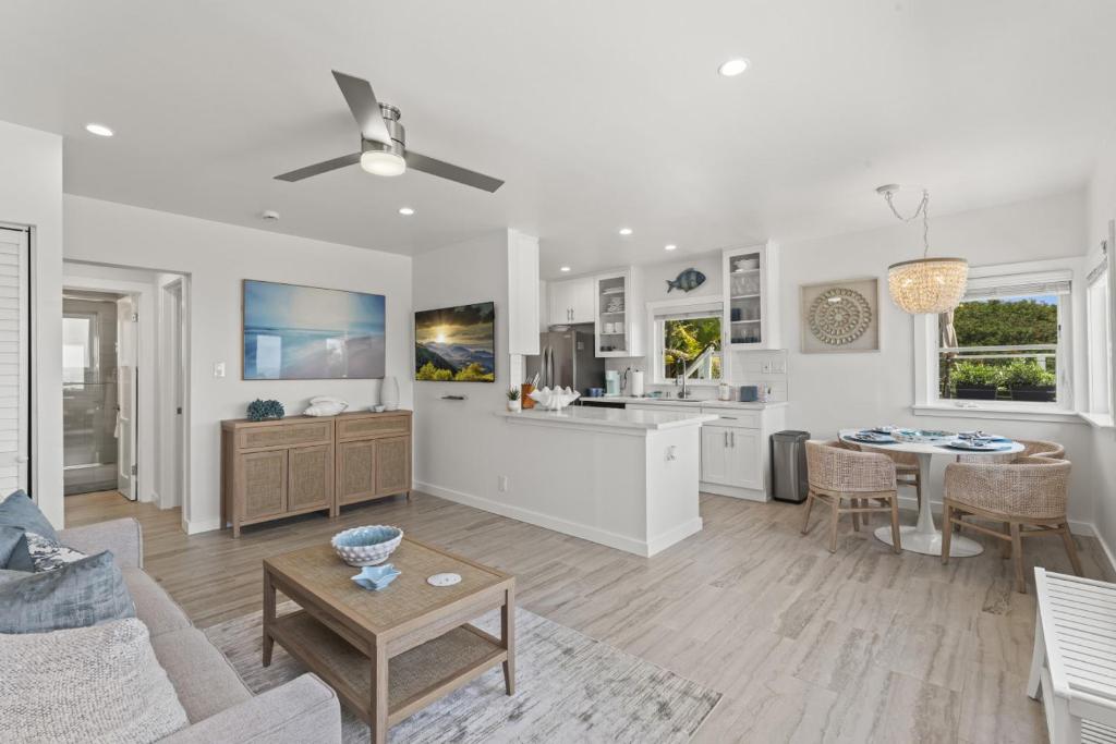 Penthouse Steps from Victoria Beach 180 degree ocean views, Laguna ... - Ocean Views Penthouse With Balcony Richmond Bc