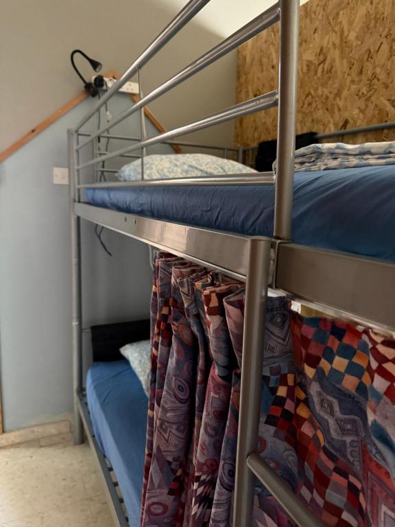 Palanda nebo palandy na pokoji v ubytování One Love One World Ayia Napa Square Hostel