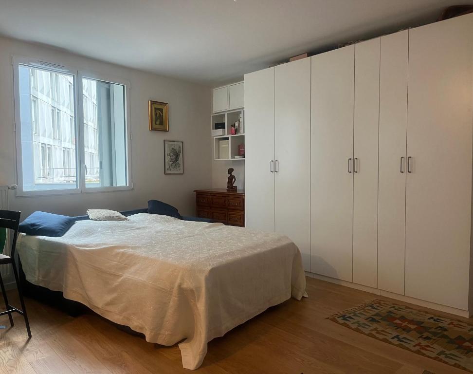 Ένα ή περισσότερα κρεβάτια σε δωμάτιο στο New cozy studio near Roland Garros and Parc des Princes