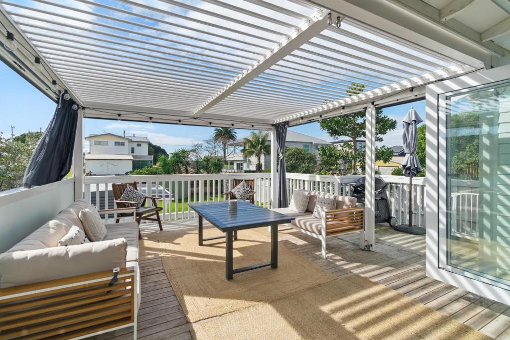 Balkón nebo terasa v ubytování Beachside Bungalow Papamoa