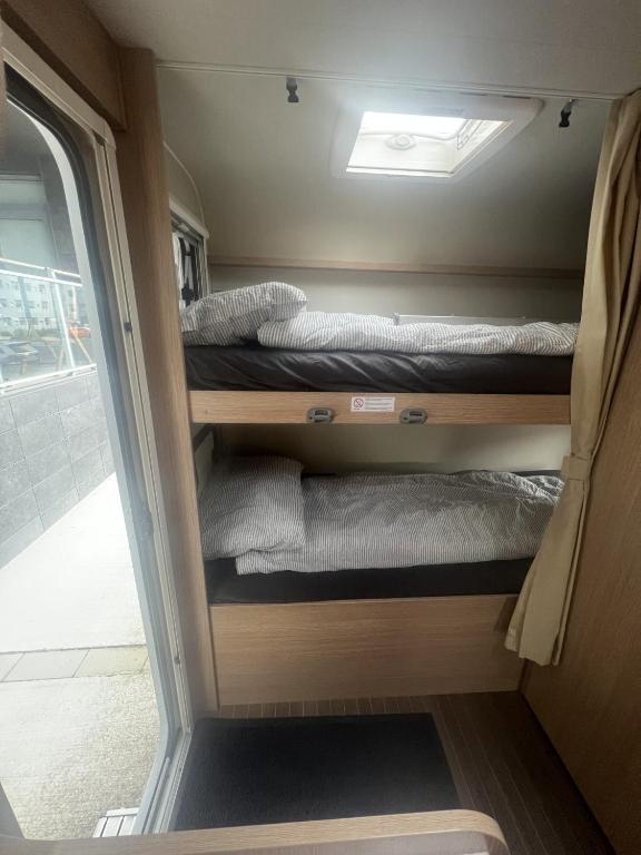 Palanda nebo palandy na pokoji v ubytování Motorhome - RV with bunk beds