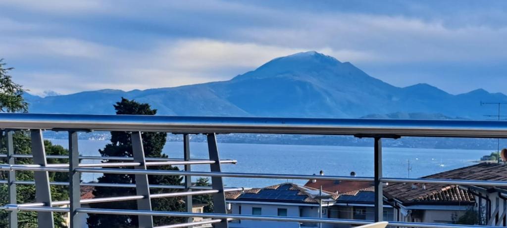 uma vista para as montanhas a partir de uma varanda em Relais Sweet Days em Peschiera del Garda
