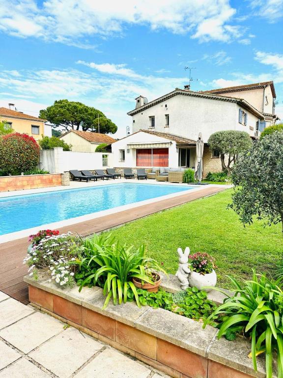 une cour avec une piscine et une maison dans l'établissement Villa Maya French Riviera, à La Roquette-sur-Siagne