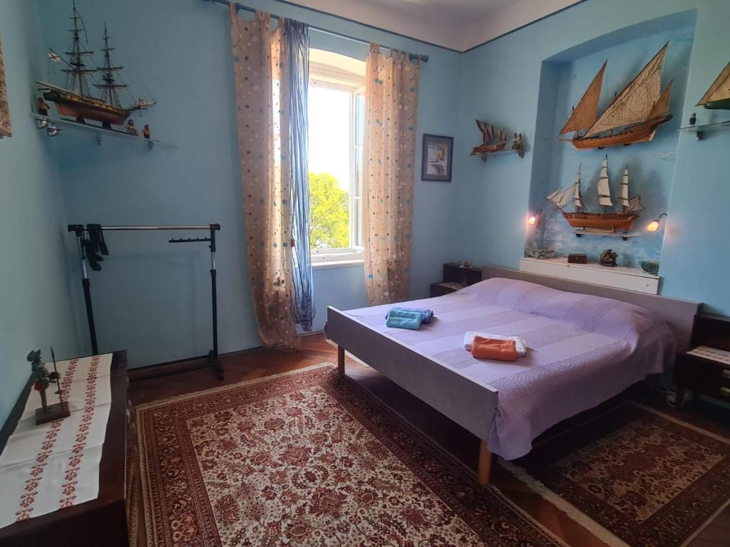sypialnia z łóżkiem i dużym oknem w obiekcie Villa Rose Apartment w mieście Lovran