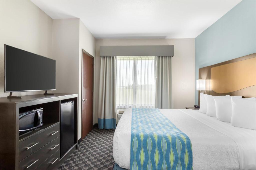 TV a/nebo společenská místnost v ubytování Best Western Plus Waller Hotel