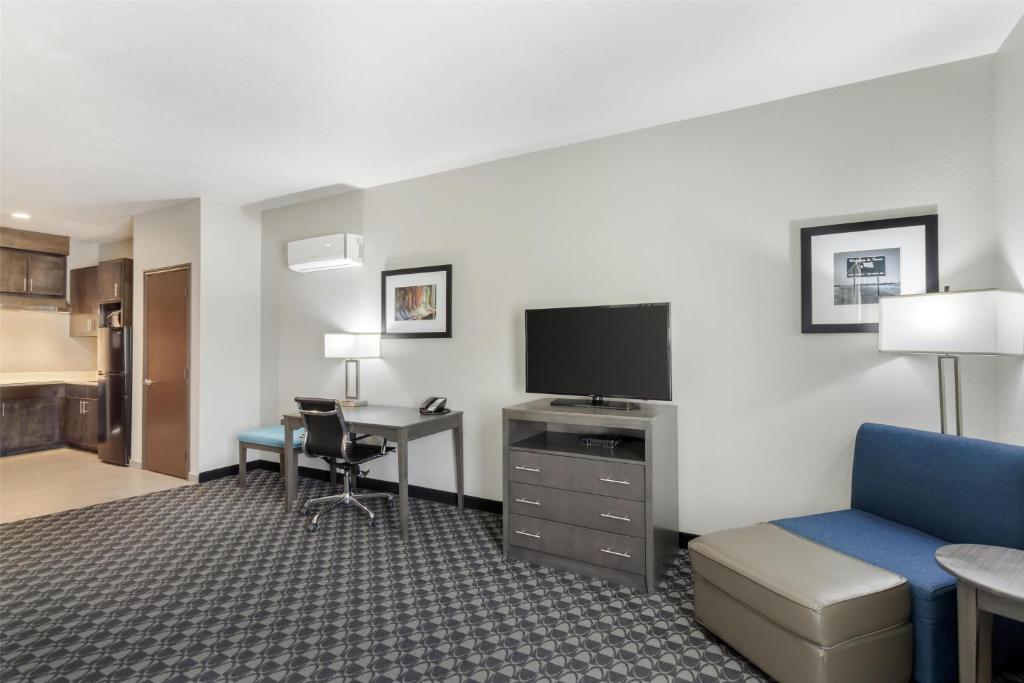 TV a/nebo společenská místnost v ubytování Best Western Plus Waller Hotel