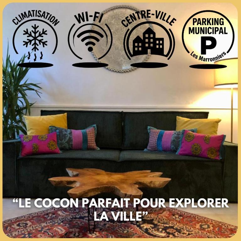 - un salon avec un canapé et des autocollants sur le mur dans l'établissement Ulysse, Appartement Spacieux au Centre Historique d'Uzès en rez-de-chaussée avec extérieur, proche parking des Marroniers, à Uzès