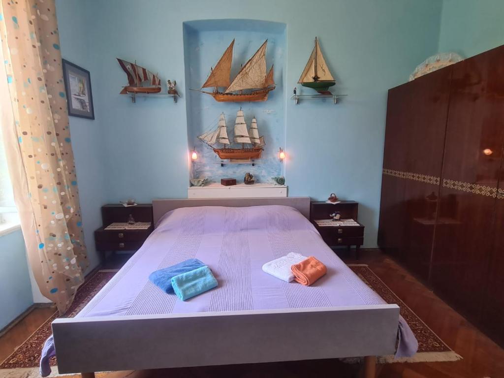 Łóżko lub łóżka w pokoju w obiekcie Villa Rose Apartment