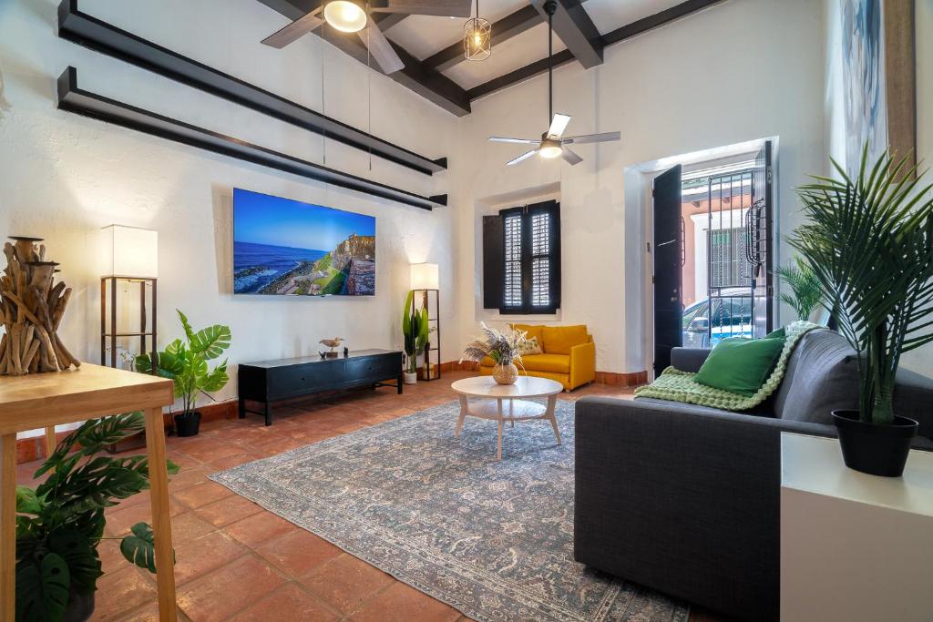 TV a/nebo společenská místnost v ubytování Fountain Villa Historic Old San Juan by PH