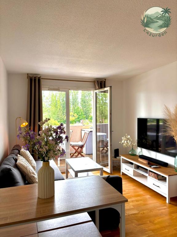 un salon avec un canapé et une table dans l'établissement L'azuréen, à Mandelieu-la-Napoule