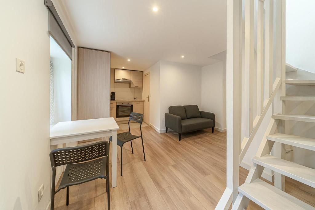 - un salon avec un bureau et des chaises dans l'établissement Studio Navarre Calm and comfort at La Mulatière, à La Mulatière