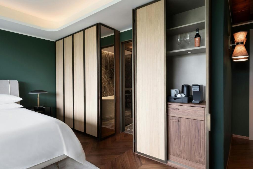 Postel nebo postele na pokoji v ubytování Sheraton Lake Como Hotel