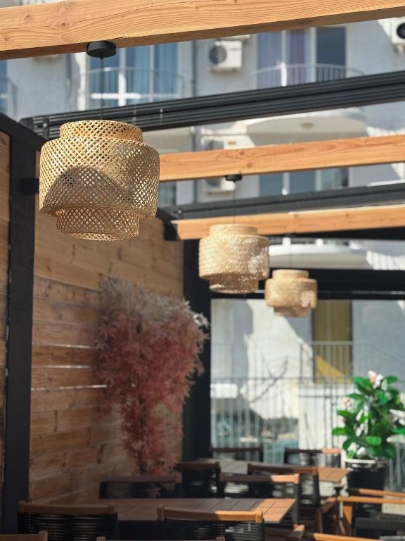 Balkón nebo terasa v ubytování Adeti Residence