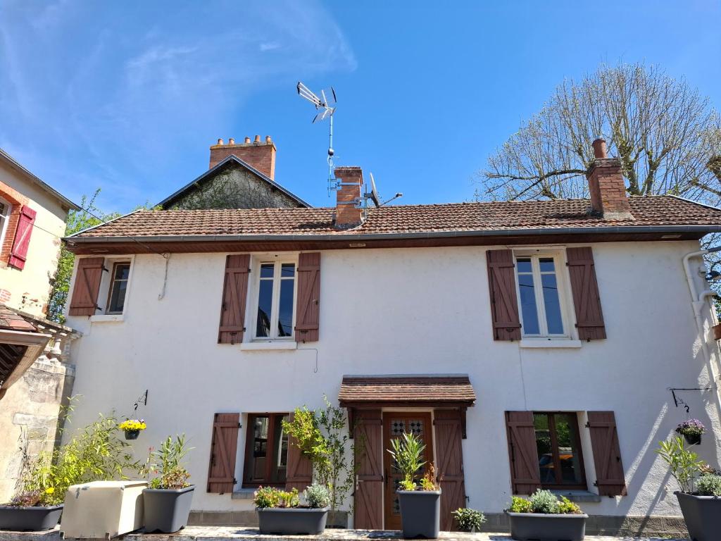 Maison blanche avec volets bruns dans l'établissement Filicaria Gite, à Chambon-sur-Voueize