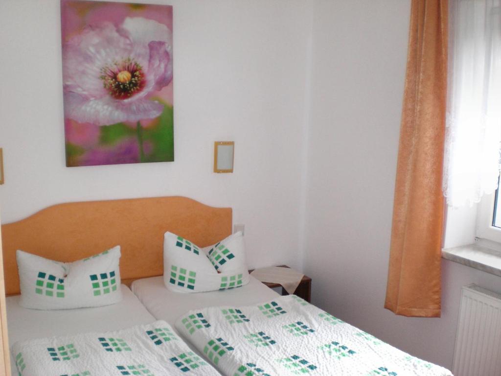 Postel nebo postele na pokoji v ubytování Hotel Zum Bürgergarten