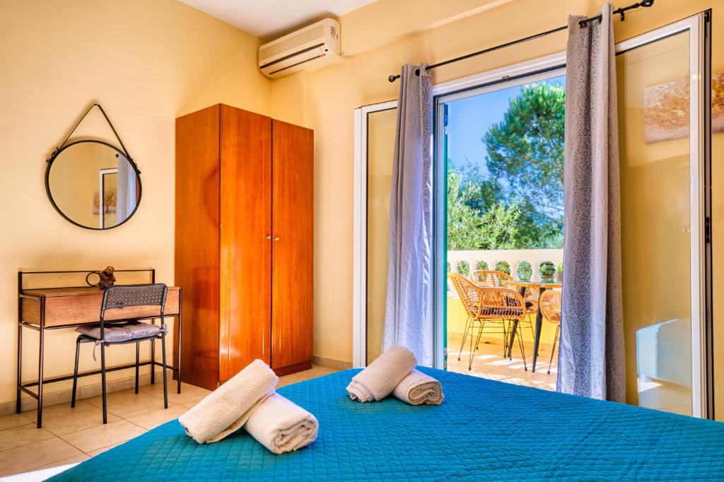 Postel nebo postele na pokoji v ubytování Stefanias Prasoudi Beach