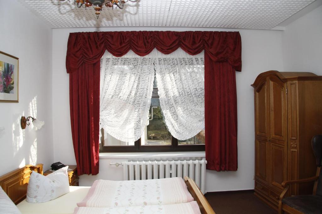 Postel nebo postele na pokoji v ubytování Hotel Zum Bürgergarten