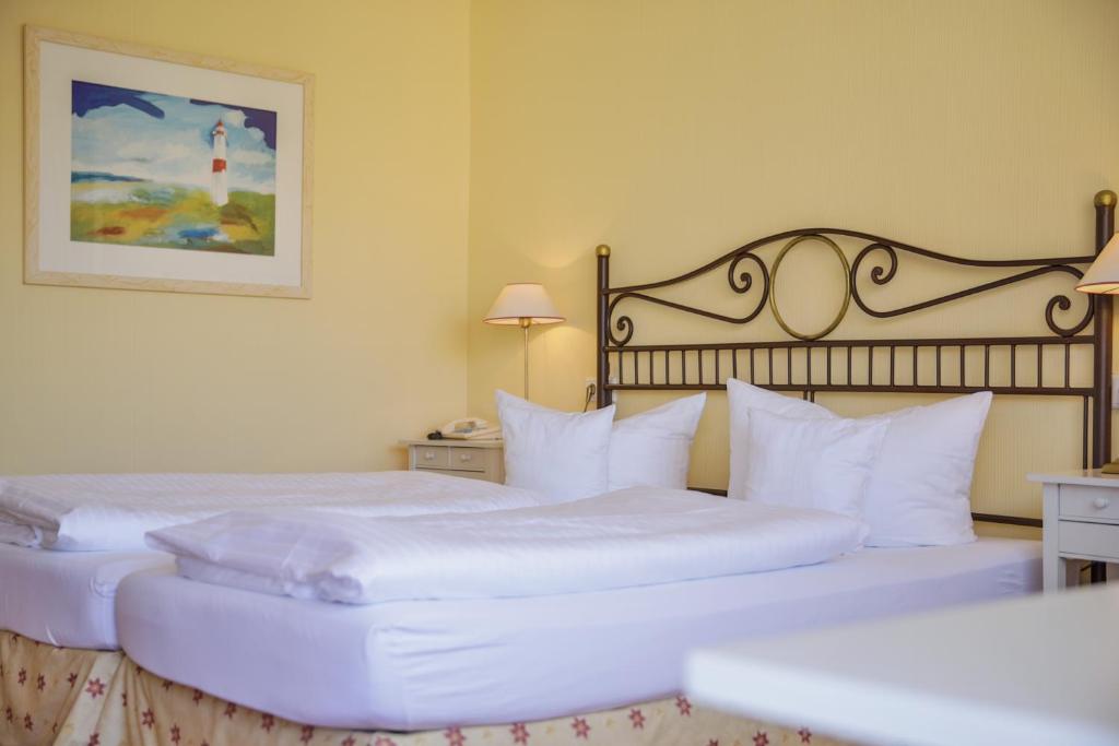 Postel nebo postele na pokoji v ubytování Hotel Dünenburg