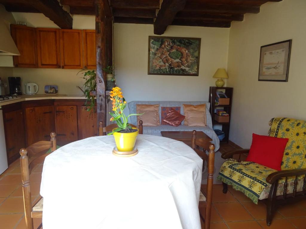 Kuchyň nebo kuchyňský kout v ubytování La Maison des Cornières