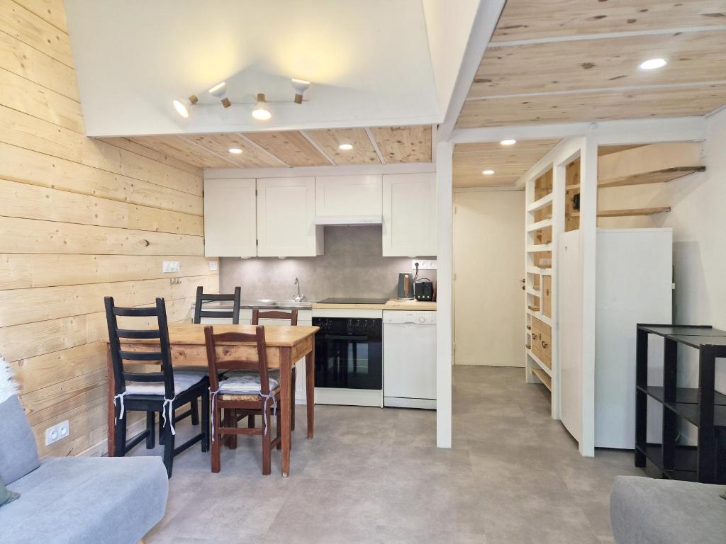 une cuisine et une salle à manger avec une table et des chaises dans l'établissement Argentiere Duplex Apartment, à Chamonix-Mont-Blanc