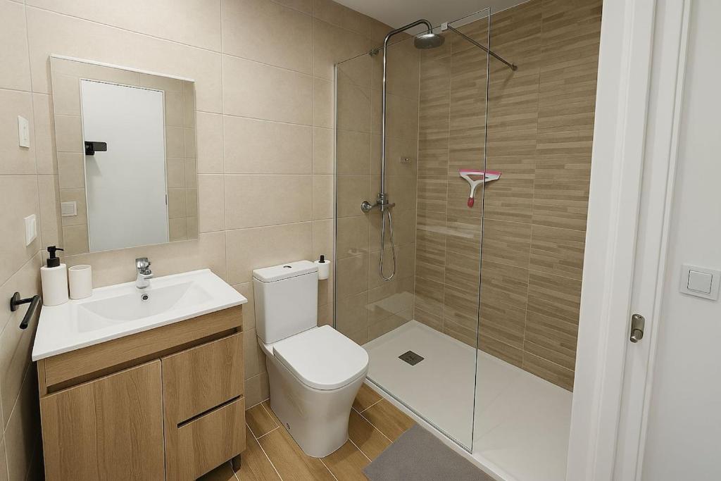 ein Badezimmer mit Dusche, Toilette und Waschbecken in der Unterkunft Cómodo apartamento en Madrid climatizado in Madrid