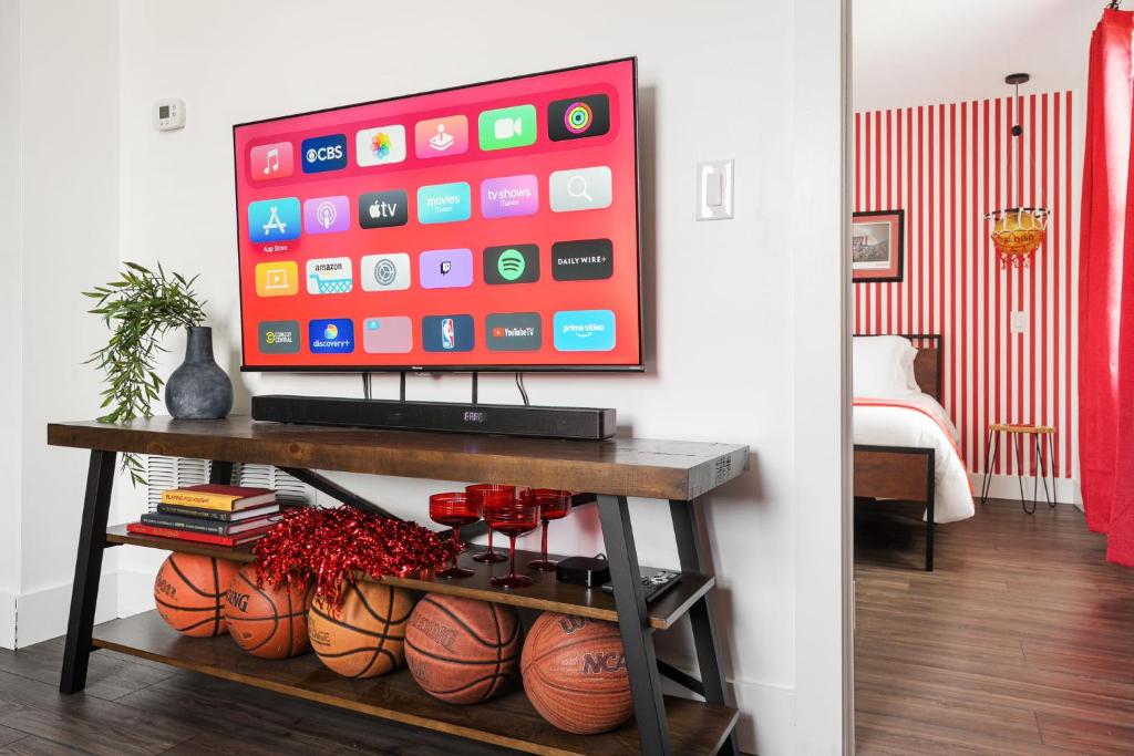 Afbeelding uit fotogalerij van Assembly Hall Hideaway - Walk To Stadiums! in Bloomington