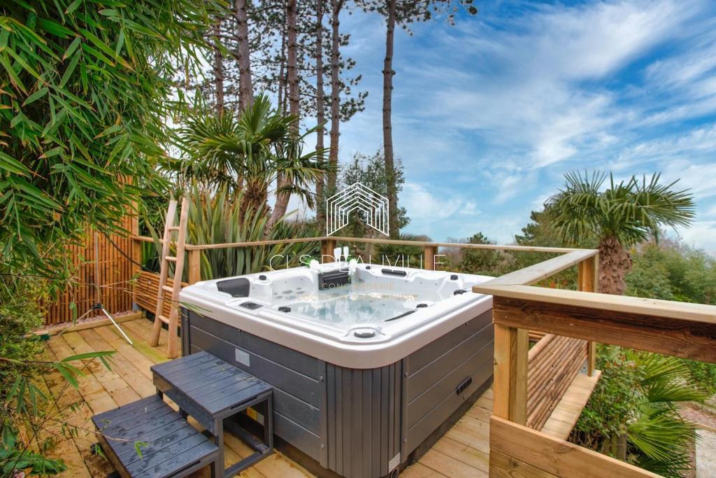 Photo de la galerie de l'établissement Bois Corail Vue mer avec Spa CLS Deauville, à Trouville-sur-Mer