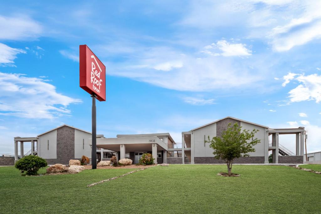 una señal de calle frente a un edificio en Red Roof Inn Del Rio, en Del Rio