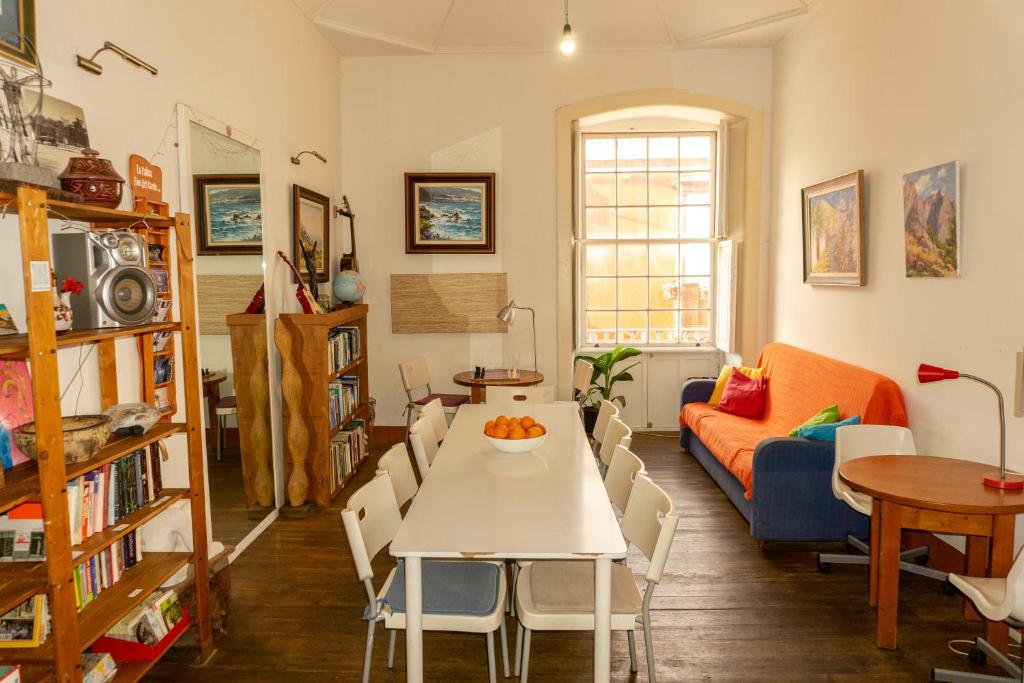 a living room with a table and a couch at Hostel Albergue La Casa Encantada in El Paso