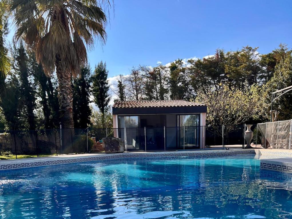 une maison avec piscine devant un immeuble dans l'établissement Séjour détente avec Piscine, à Hyères