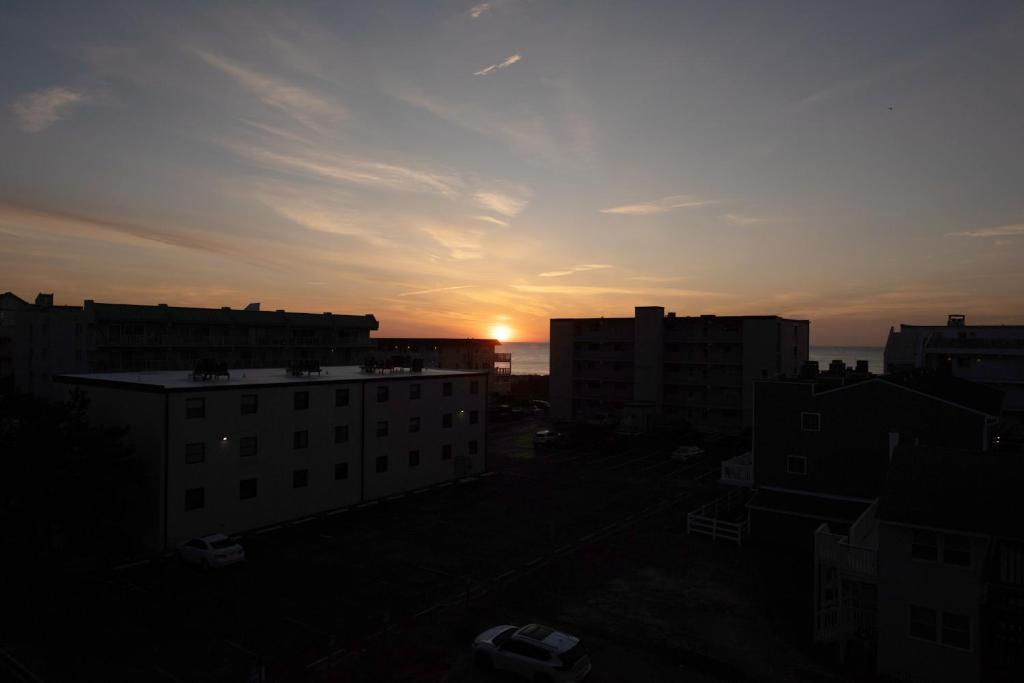 Východ nebo západ slunce při pohledu z motelu nebo okolí