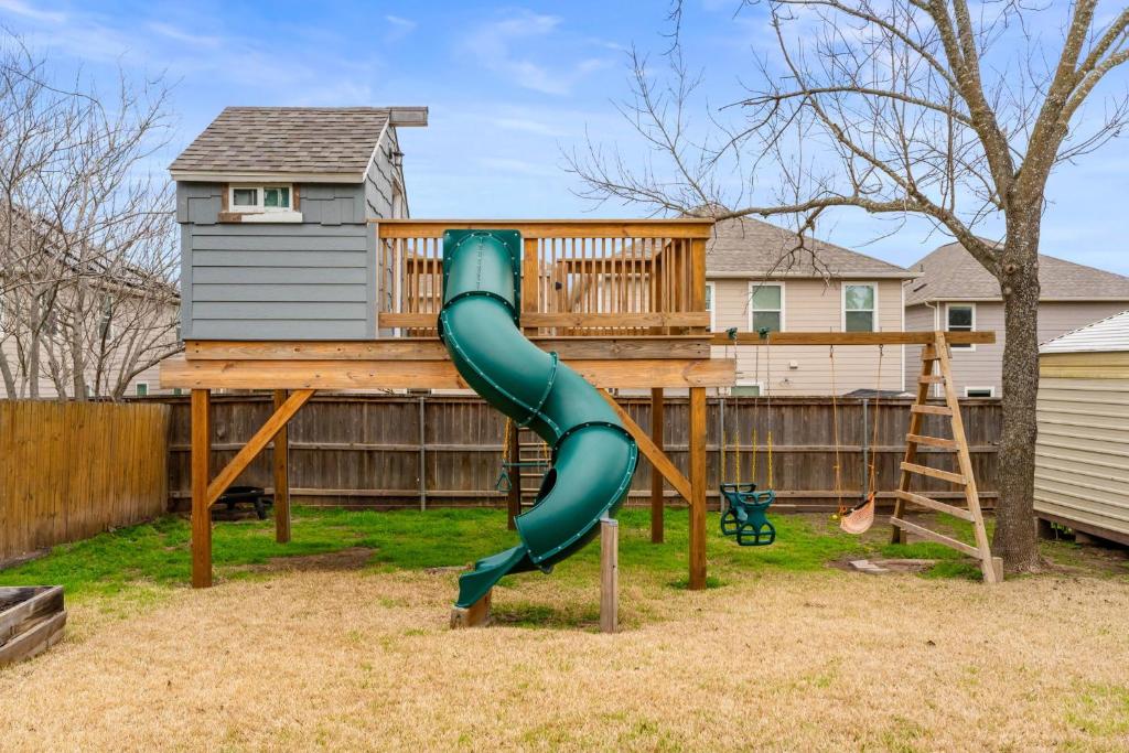 un tobogán verde frente a una casa en Family Friendly Home in South Austin, en Austin