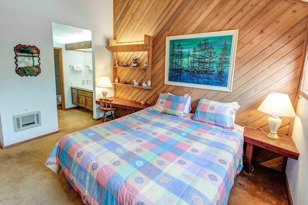 Un dormitorio con una cama y un escritorio en una habitación. en Aspen Creek #401 Year-Round Outdoor Activities, en Mammoth Lakes