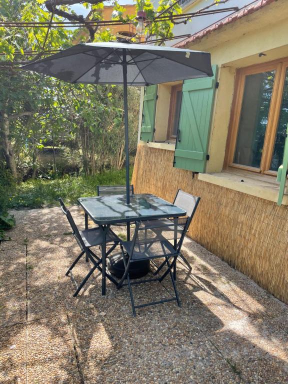 Patio alebo iná vonkajšia časť ubytovania Appartement avec jardin privatif