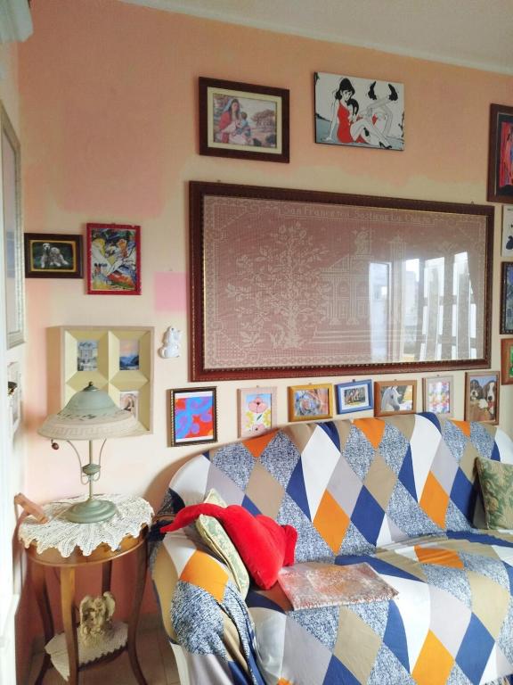 a classroom with a couch and a chalkboard on the wall at MarGaMik Holiday in Aradeo